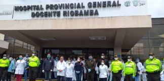 En un emotivo acto personal de salud fue reconocido por su labor en medio de aplausos