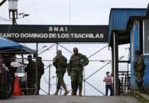 .- Imagen de la entrada principal de la cárcel de Bellavista, en la ciudad de Santo Domingo.