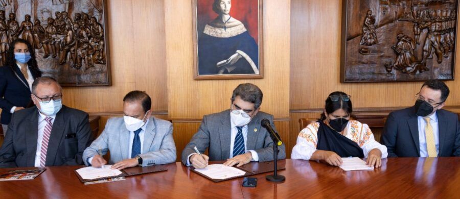 Autoridades de las dos instituciones de educación superior estuvieron presentes en la suscripción del documento.