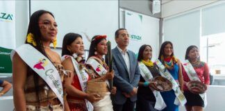 El alcalde, Oswaldo Zúñiga, junto a las princesas de las nacionalidades indígenas de Puyo.