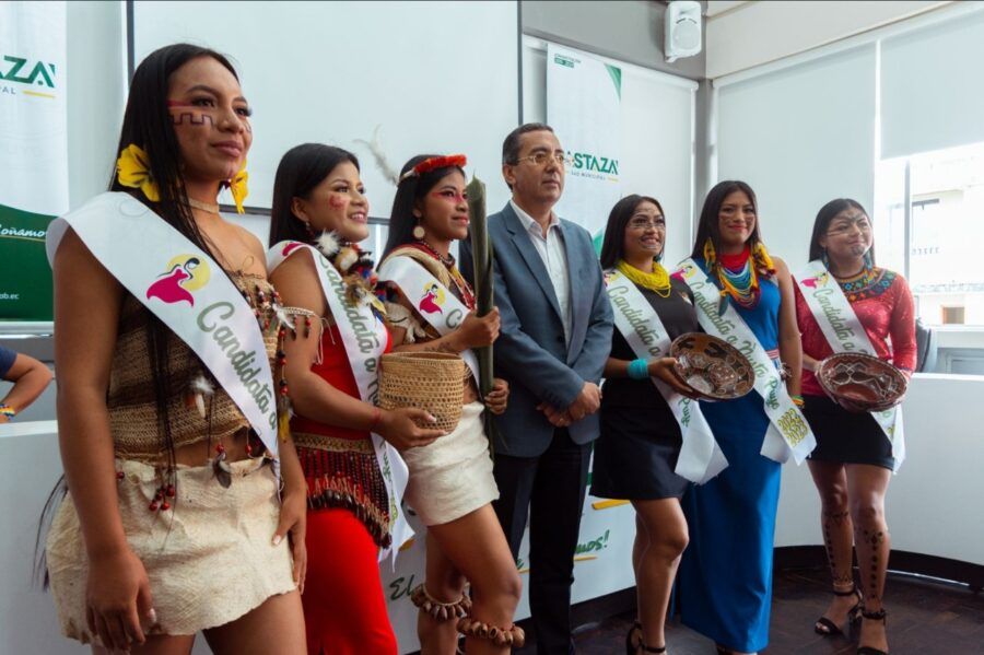 El alcalde, Oswaldo Zúñiga, junto a las princesas de las nacionalidades indígenas de Puyo.