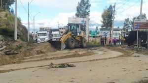 Municipio de Riobamba desplegó maquinaria pesada para iniciar la habilitación de vías. 