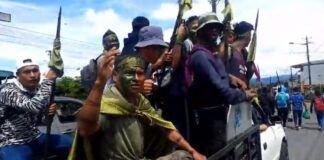 Manifestantes van a Quito