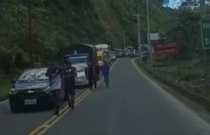 La maquinaria de las diferentes instituciones de Tungurahua y Pastaza ayudaron a la limpieza de la vía.
