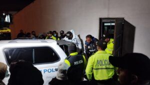Instantes en que se sacaron los cuerpos de los ciudadanos Milton R., y Óscar L. del Night Club Mangos.