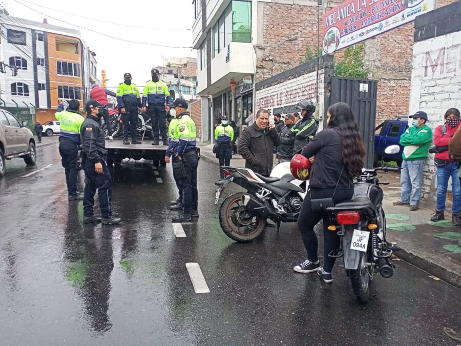 Los Agentes Civiles de Tránsito, ejecutaron ese trabajo cerca del mercado Dávalos en Riobamba.  