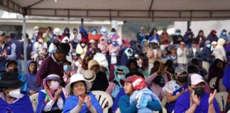 Juan Pablo Cruz, prefecto, entregó fertilizantes para mejorar la productividad en Punín.