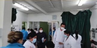 El personal médico atendió a los intoxicados de forma urgente.