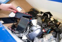 Teléfonos inteligentes desechados considerados como basura electrónica.