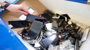 Teléfonos inteligentes desechados considerados como basura electrónica.