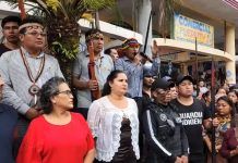 Manifestantes entregan la gobernación