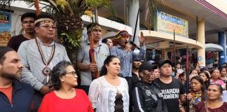 Manifestantes entregan la gobernación