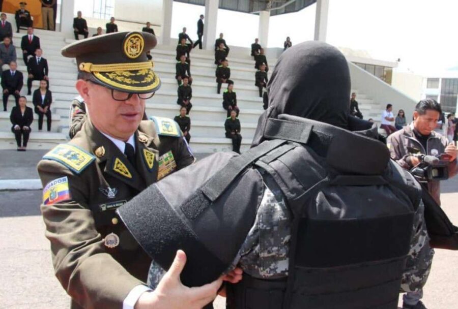 Lijadoras haz audible Entrega de uniformes a la Policía Nacional. / El Telégrafo