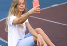 Mujer en la pista tomándose una selfie