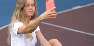Mujer en la pista tomándose una selfie
