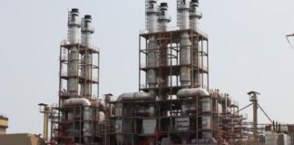 De acuerdo con versiones extraoficiales difundidas unas horas antes, el problema se habría originado por un desabastecimiento de combustible, debido a que los armadores encargados de esta tarea, habían tenido reparos en entregar el insumo en horas de la noche.