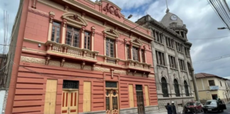 El proceso de restauración de la Casa Vélez incluyó la intervención de expertos en conservación de patrimonio, quienes trabajaron con precisión para respetar la estructura original del edificio, construido en el siglo XIX.