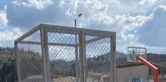 El fuego, que se extendió rápidamente debido a la vegetación seca, generó preocupación entre los vecinos, ya que las llamas amenazaban un transformador eléctrico cercano y los juegos infantiles del parque.