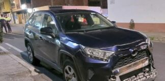 En la mañana del jueves 10 de octubre de 2024, un accidente de tránsito en la intersección de las calles Pedro Alvarado y Olmedo, en Riobamba, dejó como resultado una persona herida y daños materiales considerables en dos vehículos.