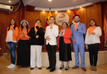 Con una multitud teñida de naranja y una caminata simbólica por las calles de Riobamba, el César Robles oficializó su candidatura a la Asamblea Nacional por la Izquierda Democrática.