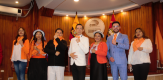 Con una multitud teñida de naranja y una caminata simbólica por las calles de Riobamba, el César Robles oficializó su candidatura a la Asamblea Nacional por la Izquierda Democrática.