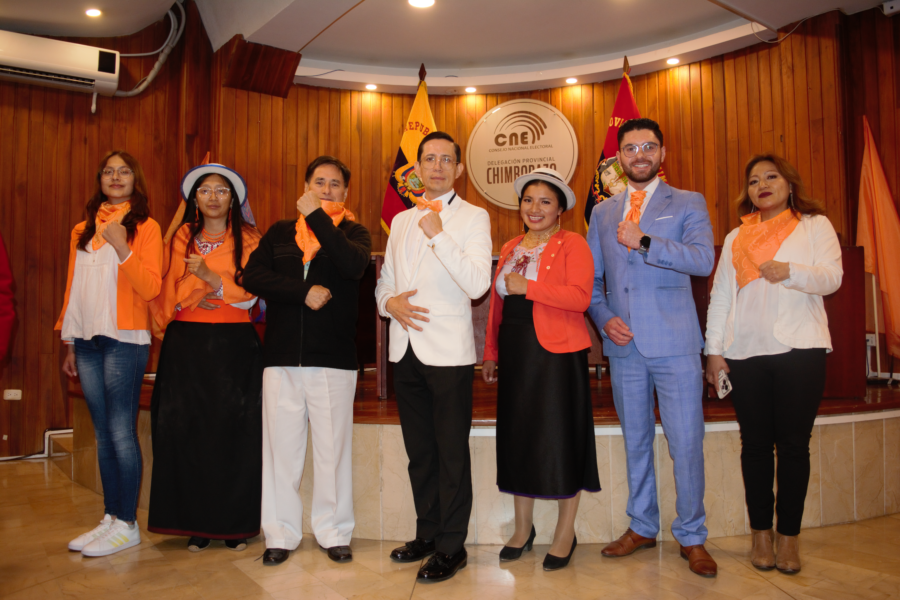 Con una multitud teñida de naranja y una caminata simbólica por las calles de Riobamba, el César Robles oficializó su candidatura a la Asamblea Nacional por la Izquierda Democrática.