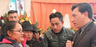 En el sepelio, la comunidad se unió en un canto de esperanza y gratitud. Se encendieron velas en su memoria, y en una cancha cercana se colocó un altar adornado con flores y fotografías que resaltaban la vida de Baltazar.