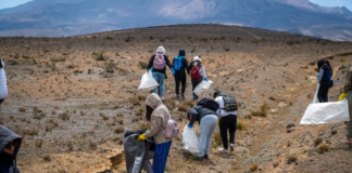 El pasado fin de semana, el majestuoso volcán Chimborazo recibió una jornada de limpieza de desechos sólidos, liderada por el reconocido fotógrafo guayaquileño Roberto Valdés “Robinski”. Valdés, uno de los fotógrafos de montaña más galardonados del Ecuador.