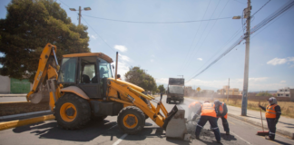 La Alcaldía de Riobamba, ha establecido una línea de acción para la recuperación y el mantenimiento de las vías de la ciudad, que sigue adelante con las jornadas de bacheo dirigidas por Gestión de Obras Públicas Municipales.