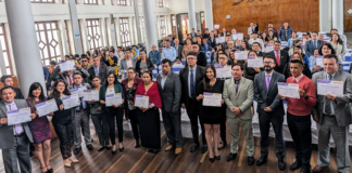 Durante el evento, Daniel Espín, coordinador zonal 3 de Educación, destacó la dedicación y entrega de los docentes, señalando que el Gobierno Nacional otorga estos nombramientos como símbolo de reconocimiento a su esfuerzo y excelencia en la enseñanza.
