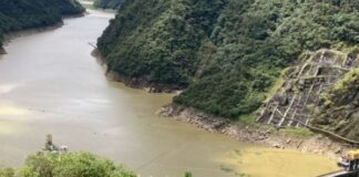 El mínimo seguro para la operación de la hidroeléctrica es de 2.110 metros sobre el nivel del mar, ya que por debajo de ello se ponen en riesgo a las turbinas por el sedimento existente. Inclusive, de acuerdo a Cenace, en un informe del 2 de octubre, si se llegase a esas cifras, saldría de operación una de las dos turbinas.