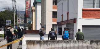 El ECU 911 recibió la alerta de los vecinos, quienes notaron el cuerpo tendido cerca del coliseo.