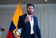 La denuncia fue planteada por el partido Sociedad Patriótica, que impulsa la candidatura presidencial de Andrea González. Argumentan que Topic fue accionista de una empresa que mantiene un contrato con el Municipio de Manta. 