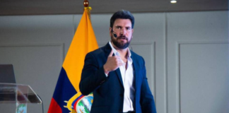 La denuncia fue planteada por el partido Sociedad Patriótica, que impulsa la candidatura presidencial de Andrea González. Argumentan que Topic fue accionista de una empresa que mantiene un contrato con el Municipio de Manta. 