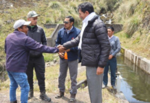 Durante la visita, estuvo acompañado por líderes comunitarios de las parroquias de Guanujo, Salinas y Simiátug, quienes participaron activamente en la evaluación del progreso y los beneficios de estas infraestructuras.