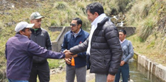 Durante la visita, estuvo acompañado por líderes comunitarios de las parroquias de Guanujo, Salinas y Simiátug, quienes participaron activamente en la evaluación del progreso y los beneficios de estas infraestructuras.