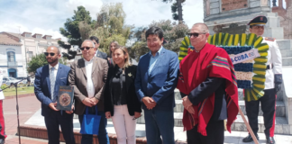 El acto contó con la presencia de diversas autoridades locales y nacionales, entre ellas Mónica Loza, viceprefecta de Chimborazo; John Vinueza, alcalde de Riobamba; Patricio Mancheno, intendente de Policía; y Mariela del Pilar Mayorga, comisaria nacional.