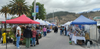 El 27 de octubre a partir de las 10H00, el Gobierno Autónomo Descentralizado del Municipio de Riobamba, a través de la Dirección de Planificación, organizó una Feria de Emprendimientos en la parroquia de Yaruquíes, con la participación de los emprendedores de los proyectos “Emprende Riobamba” y Plaza Vida” del GADMR, autoridades locales y ciudadanía en general.