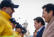 El acto de reconocimiento se realizó en los exteriores del Municipio de Riobamba, donde autoridades locales, encabezadas por el alcalde John Vinueza, expresaron su gratitud y por el compromiso y valentía de estos servidores públicos.