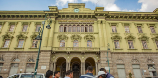 El Municipio de Riobamba, ha iniciado un nuevo proyecto destinado a rescatar el patrimonio de los riobambeños. Se trata de la recuperación del sistema de iluminación del emblemático colegio Pedro Vicente Maldonado, ubicado en el centro de la ciudad.