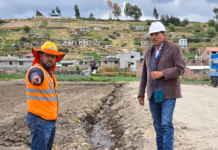 Durante el recorrido, Tayupanda verificó el avance de los trabajos que se han venido ejecutando con el apoyo del personal técnico y operativo de la Prefectura.