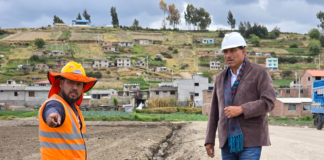 Durante el recorrido, Tayupanda verificó el avance de los trabajos que se han venido ejecutando con el apoyo del personal técnico y operativo de la Prefectura.