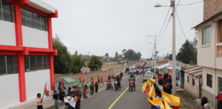 La celebración también contó con la participación de la banda rítmica de la unidad educativa Rumiñahui, que rindió homenaje al prefecto con un recorrido musical y una emotiva calle de honor.