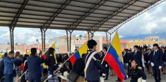 La ceremonia comenzó a las 11:00 con el ingreso de la banda rítmica de la institución, que con su música emotiva marcó el ritmo de un acto cargado de emoción y respeto. Posteriormente, los estudiantes de tercero de bachillerato desfilaron con paso firme hacia el centro del recinto, marcando el inicio oficial del evento.