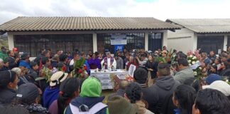 La ceremonia estuvo marcada por un ambiente de melancolía, mientras el cuerpo de Baltazar descansaba en un ataúd rodeado de flores y paja de páramo, un tributo al oficio que lo acompañó durante décadas.