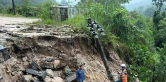 Una torrencial lluvia, acompañada de truenos y relámpagos, impactó la tarde del domingo, 27 de octubre, en las provincias de Tungurahua y Pastaza, causando daños significativos en la carretera Baños-Puyo. La fuerte precipitación arrasó parte de la calzada en el sector conocido como Kilo 2, lo que obligó a las autoridades a cerrar el paso vehicular entre ambas provincias.