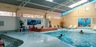 Las instalaciones del Lago Las Cochas cuentan con una variedad de espacios de recreación y descanso. Entre los servicios destacan una piscina de agua temperada, zonas de sauna y turcos, hidromasajes y baños polares, que brindan una experiencia completa de relajación.