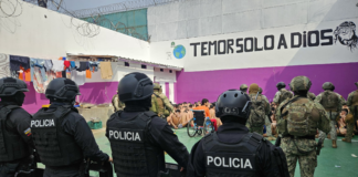 La madrugada de este martes, 15 de octubre, en medio de un operativo conjunto entre la Policía Nacional y el personal militar, se descubrieron los cuerpos sin vida de dos internos en la Penitenciaría del Litoral. El Servicio Nacional de Atención Integral a Personas Privadas de Libertad (SNAI) confirmó el hallazgo, aunque no se han precisado las causas de las muertes.