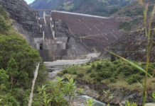 La crisis energética en Ecuador ha alcanzado un punto crítico con la suspensión de operaciones de la Central Hidroeléctrica Mazar, una de las principales fuentes de electricidad del país. Según informó CELEC EP, la planta dejó de generar energía desde las 23h00 del miércoles debido a la baja del nivel de su embalse, afectado por una prolongada sequía que ha reducido significativamente el caudal de los ríos.