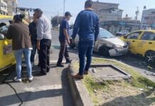 Cerca de las 09h00, el estruendo de la colisión alarmó a los vecinos y comerciantes del sector, quienes rápidamente acudieron al lugar.